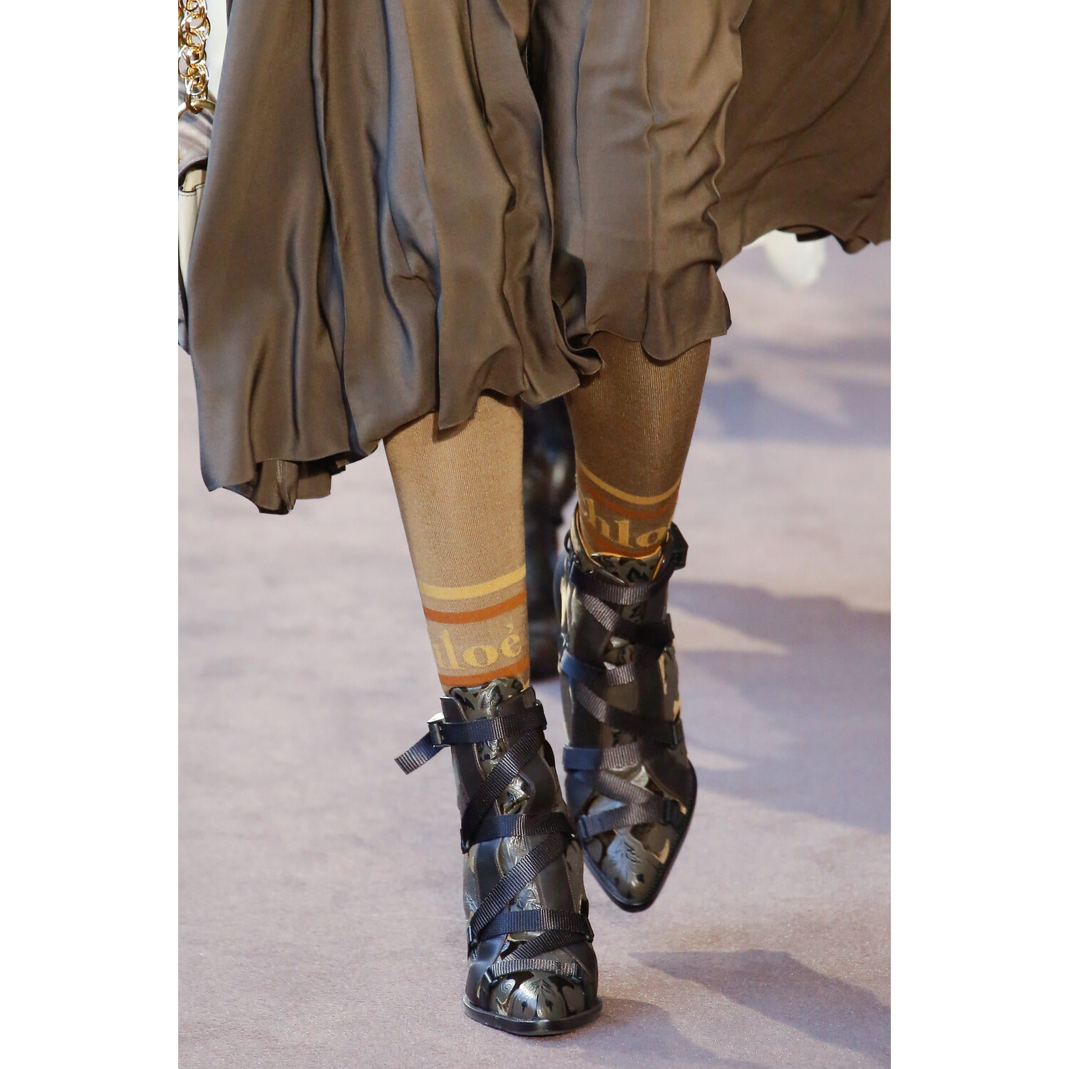 Фото Details Chloé Fall 2018 Ready-to-Wear , Детали коллекции Хлоя осень зима 2018 , Fashion show , неделя моды в Париже , PFW , Paris Fashion Week , Mainstyles